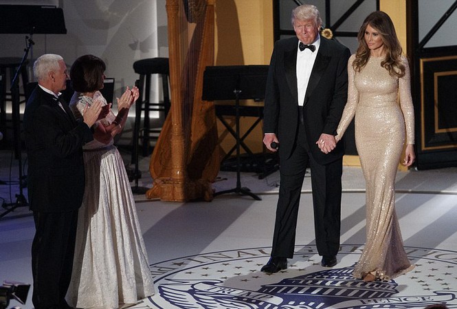 Gia đình ông Trump mở dạ tiệc tri ân Tổng thống mới đắc cử Mỹ Donald Trump cùng phu nhân Melania bước ra sân khấu dạ tiệc