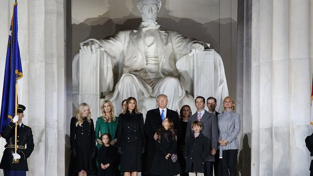 Hình ảnh mới nhất của ông Trump trước lễ nhậm chức Tổng thống Donald Trump cùng gia đình chụp ảnh lưu niệm trước Đài tưởng niệm Lincoln