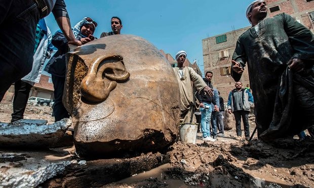 Phát hiện tượng pharaoh cao 8 mét trong khu ổ chuột Phần đầu của bức tượng pharaoh Ramses II