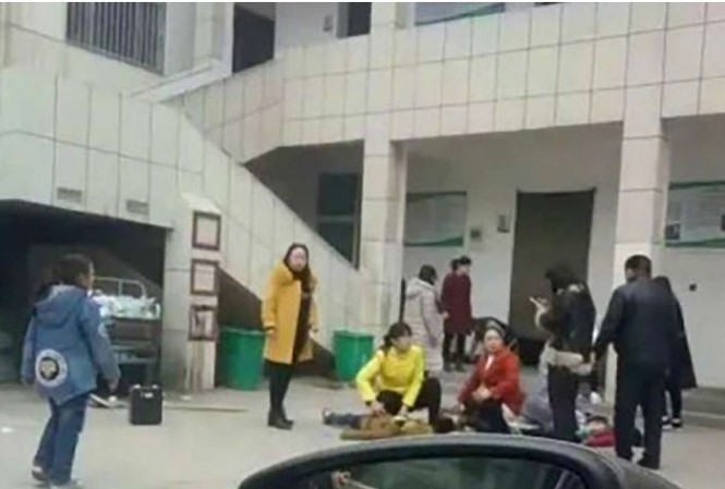 Giẫm đạp vì sập nhà vệ sinh, 2 học sinh tiểu học thiệt mạng Các em học sinh bị thương được đưa ra khỏi đống đổ nát.