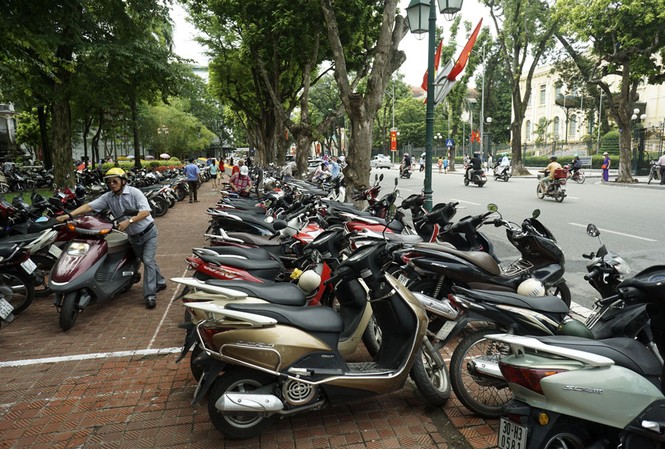 Xử phạt gần 50 trường hợp vi phạm nội quy phố đi bộ Việc trông giữ xe trên phố đi bộ sẽ được siết chặt hơn trong thời gian tới