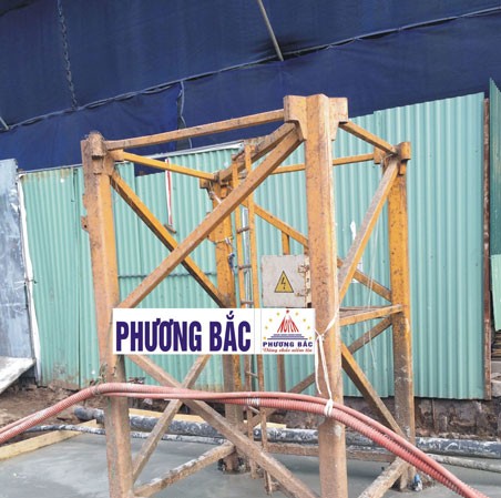 Ngày 25/9 lắp cẩu trục phá dỡ phần vi phạm nhà 8B Lê Trực Phần móng cẩu trục tháp đã hoàn thành để phục vụ cho việc lắp đặt phá dỡ phần diện tích vi phạm nhà 8B Lê Trực