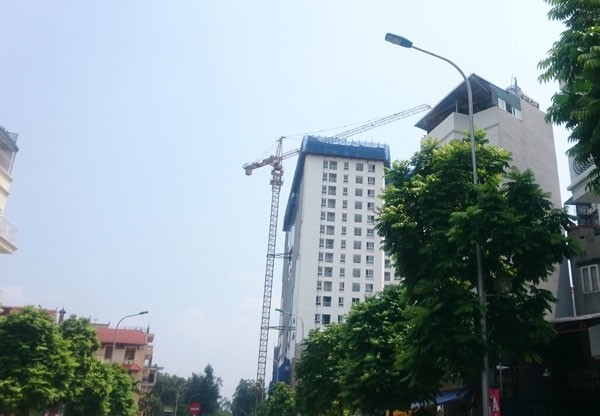 Dùng máy cắt dây kim cương phá dỡ dầm, cột nhà 8B Lê Trực Cẩu tháp trục bắt đầu được vận hành phục vụ việc phá dỡ hệ thống dầm, cột tầng 19 nhà 8B Lê Trực