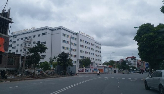 Hà Nội yêu cầu tăng tốc xử lý công trình vi phạm gây bức xúc Khối nhà 7 tầng của Trường Quốc tế song ngữ Newton được xây dựng và đưa vào sử dụng khi chưa có GPXD.