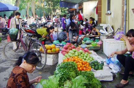 Giật mình với số lượng chợ 'tự phát' ở Hà Nội 60% chợ đang hoạt động trên địa bàn Hà Nội là chợ tự phát