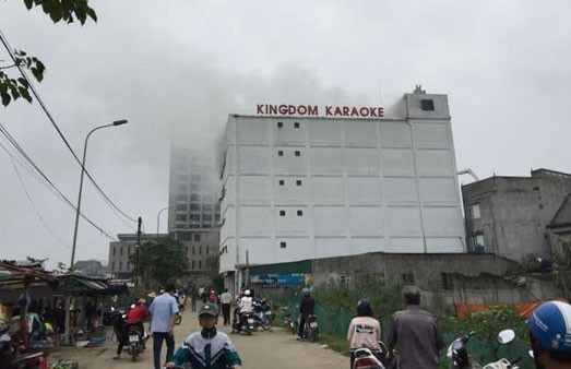 Cháy lớn nhiều giờ tại quán karaoke lớn bậc nhất Hà Tĩnh Lực lượng PCCC đang căng sức để dập lửa của toà nhà bằng hai mặt trước và sau.