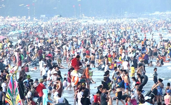 'Biển người' chen chúc đổ về biển Sầm Sơn ngày nghỉ lễ 'Biển người' chen chúc đổ về biển Sầm Sơn ngày nghỉ lễ