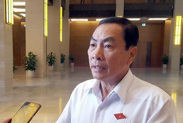 Cơ chế nào để giám sát quyền lực rất lớn của quận trưởng? Đại biểu Quốc hội Phạm Văn Hòa đề nghị xây dựng cơ chế giám sát chặt chẽ quyền lực của quận trưởng khi Hà Nội thí điểm mô hình chính quyền đô thị.