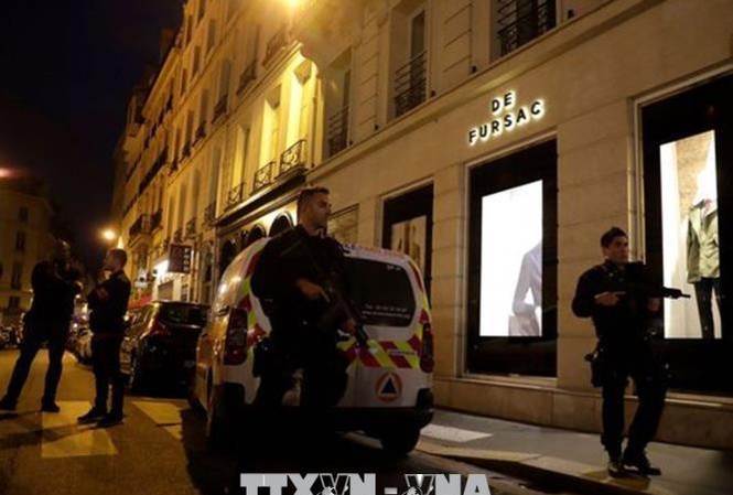 Tấn công khủng bố bằng dao tại Paris, nhiều người thương vong Cảnh sát phong tỏa hiện trường vụ tấn công bằng dao tại trung tâm Paris ngày 12/5. Ảnh: AP/TTXVN