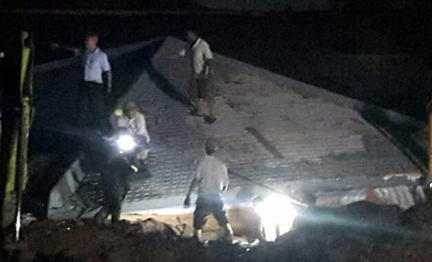 Sập công trình xây dựng, 5 công nhân thương vong Lực lượng cứu hộ tìm kiếm nạn nhân bên trong căn nhà