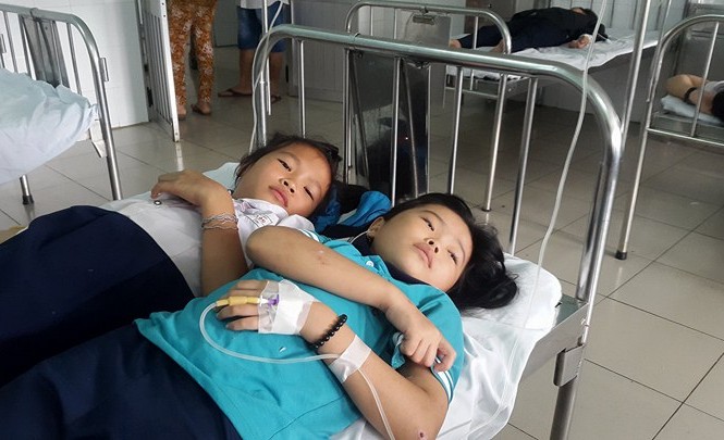 16 học sinh nhập viện sau khi ăn sáng ở căng tin trường Các học sinh đang được theo dõi tại bệnh viện