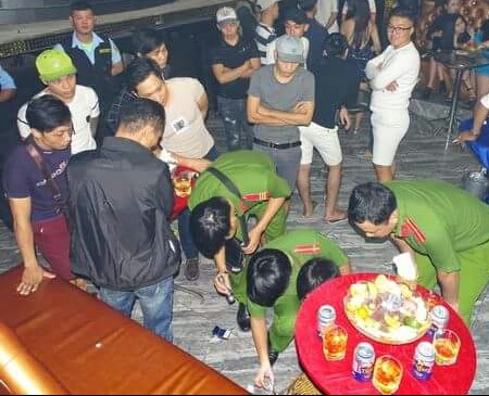 Cảnh sát 'đột kích' quán bar trá hình, ma túy vương vãi khắp nền nhà Cảnh sát 'đột kích' quán bar trá hình, ma túy vương vãi khắp nền nhà