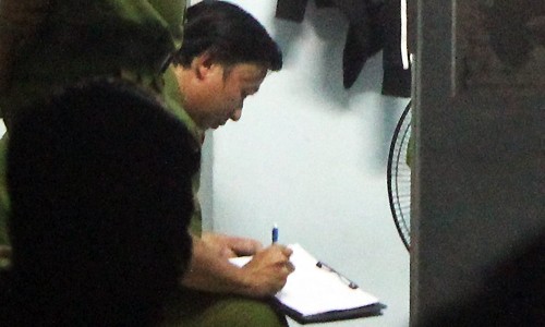 Trung úy CSGT khai nguyên nhân vụ nổ súng chết người Công an khám nghiệm hiện trường vụ án. Ảnh: Vnexpress