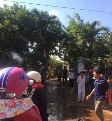 Hai vợ chồng tử vong trong căn nhà khóa trái Người dân địa phương đến xem hiện trường hai vợ chồng tử vong bất thường trong nhà