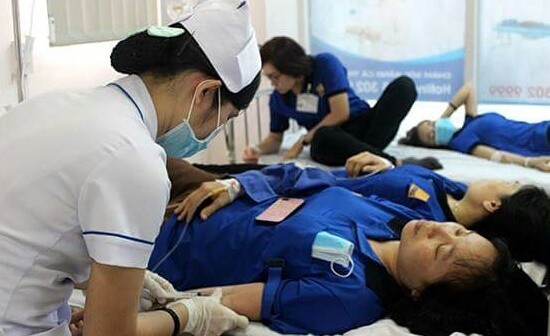 Gần 50 công nhân nhập viện cấp cứu sau bữa cơm trưa Các công nhân bị ngộ độc thức ăn đang được chăm sóc y tế