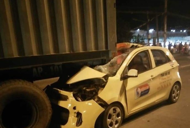 Taxi nát đầu dưới gầm xe container, tài xế tử vong Taxi nát đầu dưới gầm xe container, tài xế tử vong