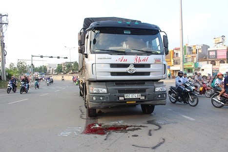 Tai nạn kinh hoàng tại nút giao thông 3 tầng, một phụ nữ chết thảm Tai nạn kinh hoàng tại nút giao thông 3 tầng, một phụ nữ chết thảm