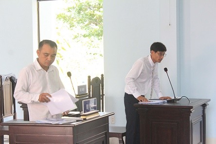 4 cha con trong phiên toà “lạ” ở Bình Thuận Hai anh em ruột là ông Đức và ông Hiếu (phải) trong phiên toà ở Bình Thuận