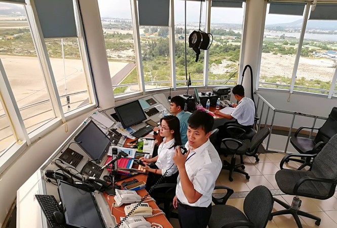 Áp dụng phương thức điều hành bay mới tại Cam Ranh Kiểm soát viên không lưu trực điều hành tại Đài Kiểm soát không lưu Cam Ranh