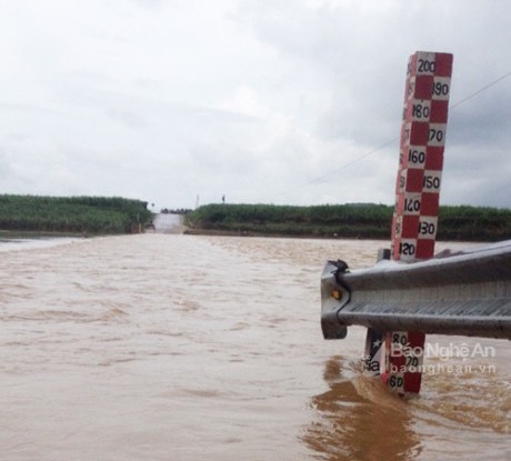 Đập tràn tại Nghệ An dâng 3,2 m, ách tắc giao thông Ngập nặng tại Tràn Hiếu trên QL 48 E qua địa phận xã Nghĩa Thịnh, Nghĩa Đàn, Nghệ An