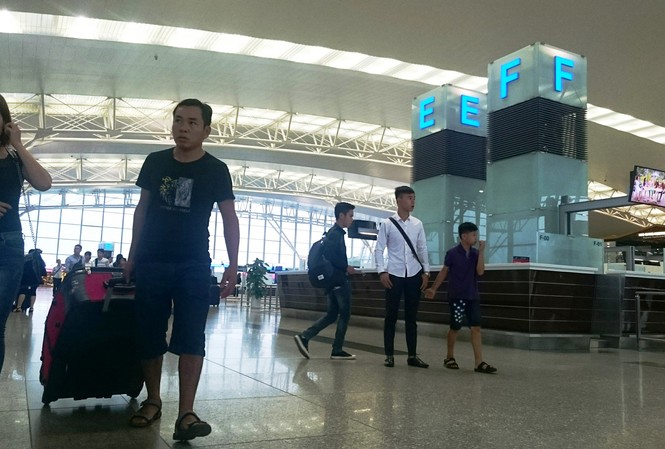 Vì sao vé máy bay mùa thấp điểm giá lại tăng vọt? Tranh thủ đi mùa thấp điểm nhưng hành khách không thể mua được vé rẻ.
