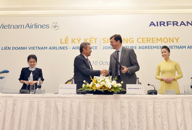 Vietnam Airlines bắt tay Air France, khách Việt thuận lợi khi đến 50 sân bay châu Âu Tổng Giám đốc Vietnam Airlines và Air France ký kết hợp tác
