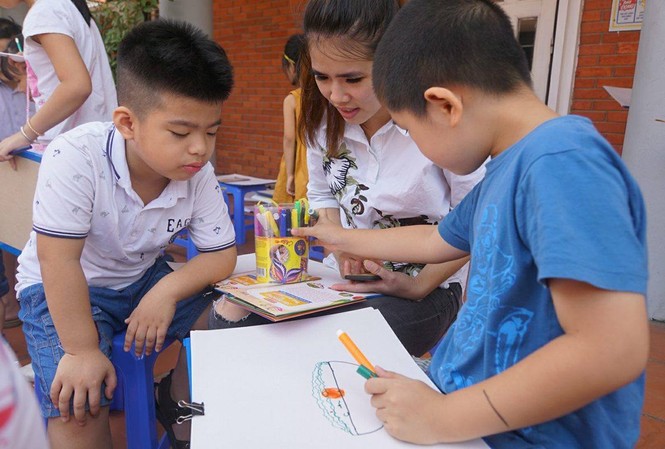 Bữa cơm gia đình qua nét vẽ của trẻ nhỏ Các bạn nhỏ vẽ về bữa ăn gia đình tại trường Hermann Gmeiner, Hà Nội sáng 15/10
