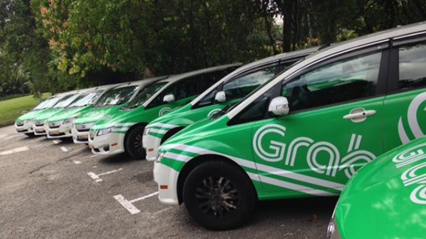 Bộ Giao thông vận tải đốc thúc dán logo cho Uber, Grab Việc dán logo công khai là điều không mong muốn của một số người dùng xe cá nhân để chạy thêm Uber và Grab