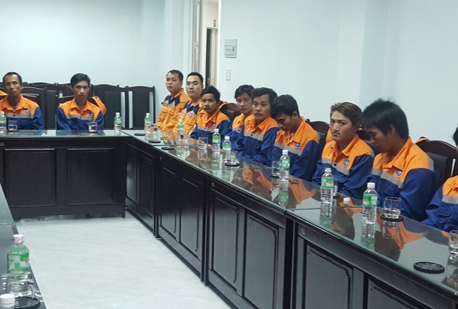 Chạy ngược chiều bão số 12 cứu sống 13 ngư dân gặp nạn Các ngư dân gặp nạn được cứu lên tàu cứu hộ