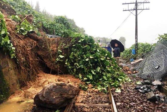 Tối nay thông tàu qua đèo Hải Vân Vị trí sạt lở trên đèo Hải Vân, phía sau là đoàn tàu SE 3