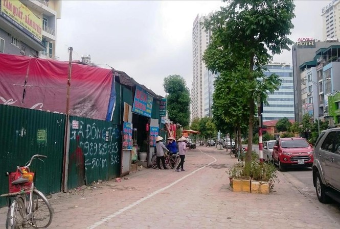 Quy hoạch ki ốt bám đường trăm tỷ giữa Thủ đô Đầu tư hơn 180 tỷ đồng nhưng đường Nguyễn Hoàng trở thành nơi phục vụ cho các cửa hàng xây dựng trái phép. Tác giả ảnh: Sỹ Lực