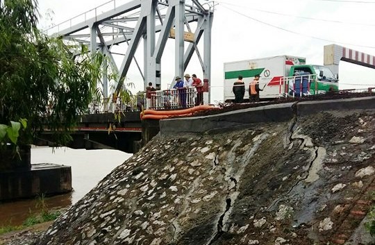 Nứt mố cầu Đuống ảnh hưởng như thế nào? Hiện trường vết nứt mố cầu Đuống