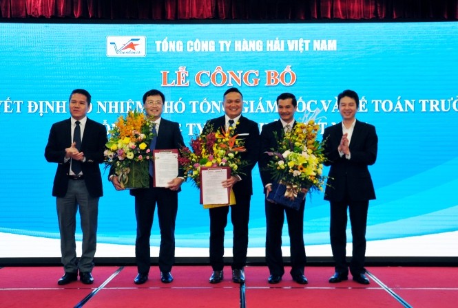Vinalines bổ nhiệm 2 phó Tổng giám đốc và kế toán trưởng Chủ tịch Hội đồng thành viên Lê Anh Sơn và Q. Tổng giám đốc Vinalines Nguyễn Cảnh Tĩnh tặng hoa, chúc mừng các đồng chí Phạm Anh Tuấn, Lê Quang Trung, Lương Đình Minh được bổ nhiệm vào các chức vụ mới.
