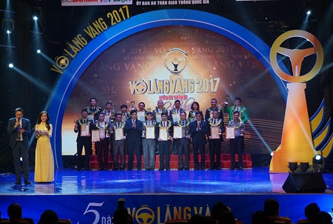 18 hãng vận tải được xướng tên tại giải Vô lăng vàng Toàn cảnh lễ trao giải Vô Lăng Vàng 2017
