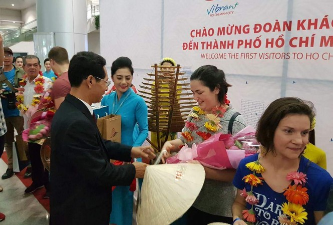 Đón các đoàn khách du lịch nước ngoài đầu tiên của năm 2018 Đoàn khách du lịch quốc tế đầu tiên đến TP HCM
