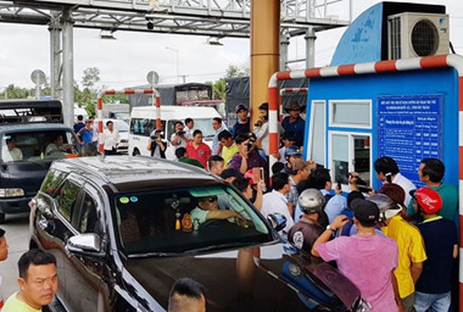 Cắm biển 'cấm dừng xe quá 5 phút' để tránh tắc trạm thu phí dịp Tết Ách tắc giao thông liên tục xảy ra tại BOT Sóc Trăng những ngày qua