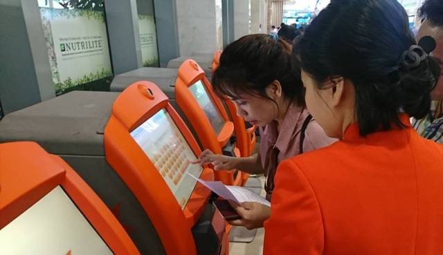 Hàng không giá rẻ làm thủ tục bay tự động để giảm ùn tắc dịp Tết Quầy làm thủ tục tự động (Kiosk Check-in) của Jetstar Pacific tại Tân Sơn Nhất
