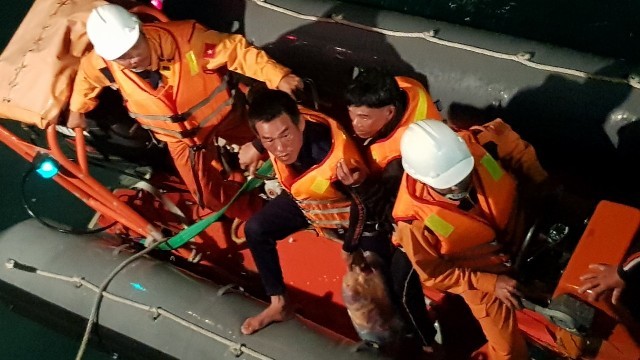 Chìm tàu cá gần Côn Đảo, một người chết, ba người mất tích Đưa ngư dân lên tàu cứu hộ