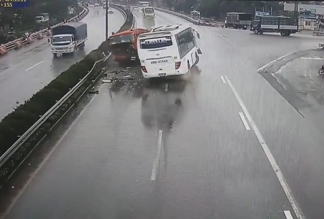 Xe khách đâm xe cứu hoả trên cao tốc Pháp Vân chạy tốc độ 88 km/h Hiện trường vụ tai nạn. Ảnh cắt từ clip giám sát giao thông