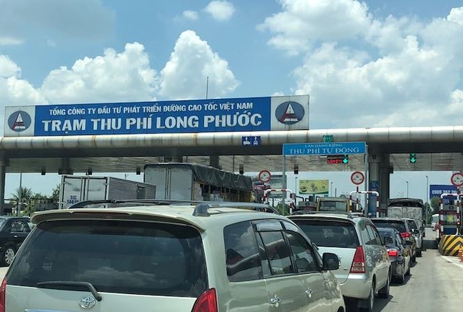 Vì sao cao tốc TPHCM - Dầu Giây ùn tắc hàng cây số nhưng không xả trạm phí? Ùn tắc tại trạm thu phí Long Phước sáng nay. Ảnh: Hạnh Ngân
