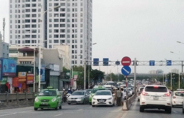 26 người chết vì tai nạn giao thông, chủ yếu do uống rượu bia Một vụ va chạm gây ách tắc nghiêm trọng khu vực cầu Vĩnh Tuy (Hà Nội) chiều 30/4. Tác giả Bảo An
