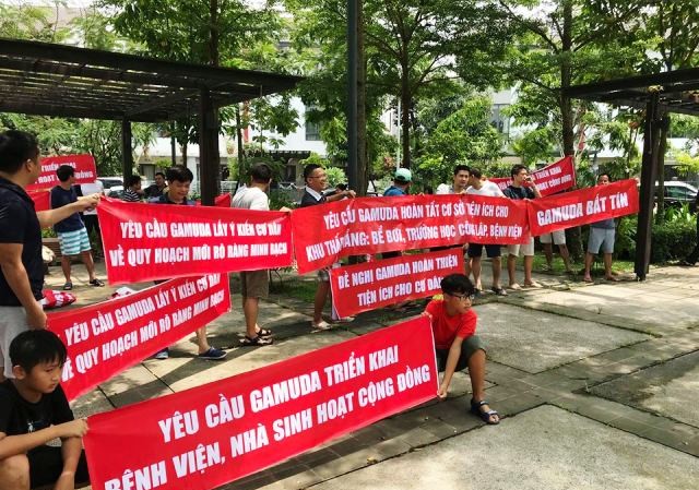 Cư dân căng băng rôn phản đối Gamuda Gardens lật kèo Cư dân tập trung phản đối chủ đầu tư thay đổi quy hoạch