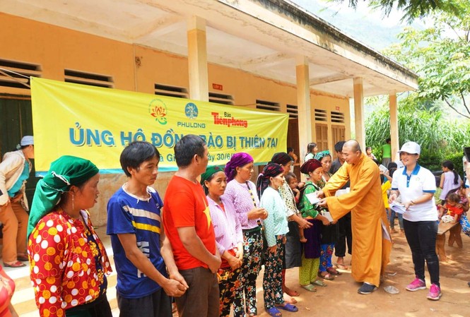 Bạn đọc báo Tiền Phong tiếp tục hướng về tâm lũ Hà Giang Đoàn cứu trợ của Cty Địa ốc Phú Long, Hội Từ thiện Tường Nguyên và báo Tiền Phong trao quà tại xã Lùng Tám, huyện Quản Bạ
