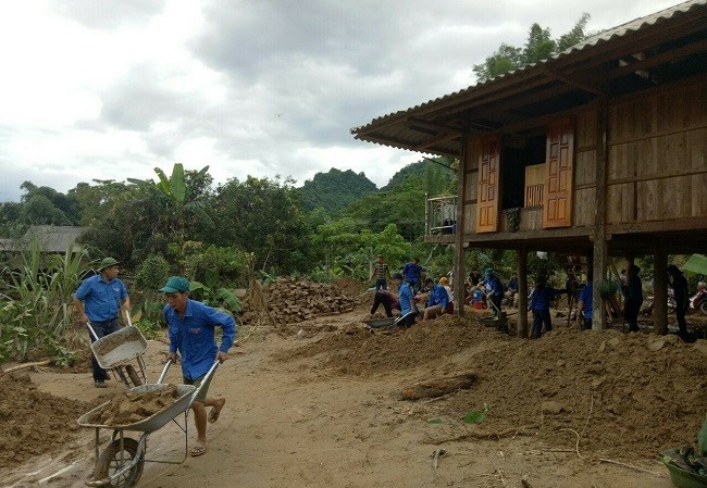 Thanh niên, bộ đội dựng nhà, san đường cho dân sau lũ tại Yên Bái Đoàn viên thanh niên dọn nhà cho người dân xã Sơn Lương sau lũ