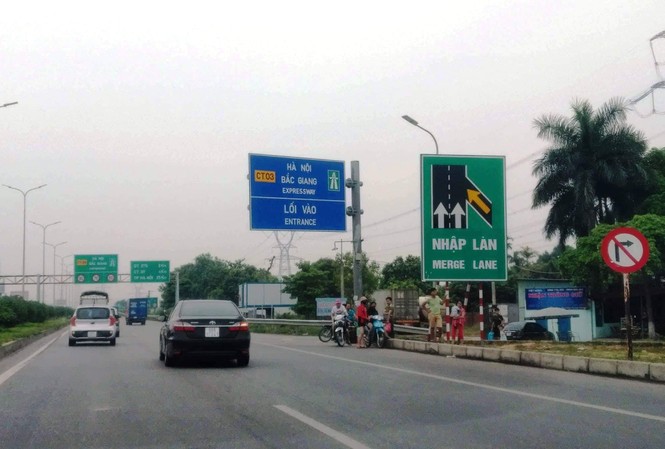 Thừa tiền, thiếu trách nhiệm vụ cắm bừa biển báo trên cao tốc? Trong một khuôn hình máy ảnh ghi lại, có ít nhất có 6 biển báo giao thông cùng xuất hiện