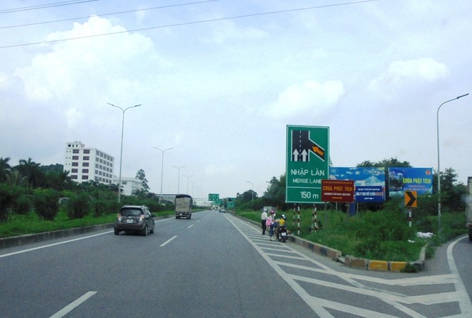Hình ảnh 'bội thực' biển báo trên cao tốc Hà Nội - Bắc Giang Hình ảnh "bội thực" biển báo giao thông và biển báo, biển quảng cáo trên cao tốc Hà Nội - Bắc Giang