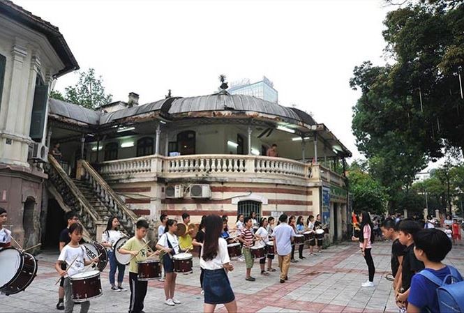 Hà Nội quyết chưa thu hẹp Cung Thiếu nhi Thanh thiếu nhi học tập trước toà nhà Pháp tại Cung Thiếu nhi