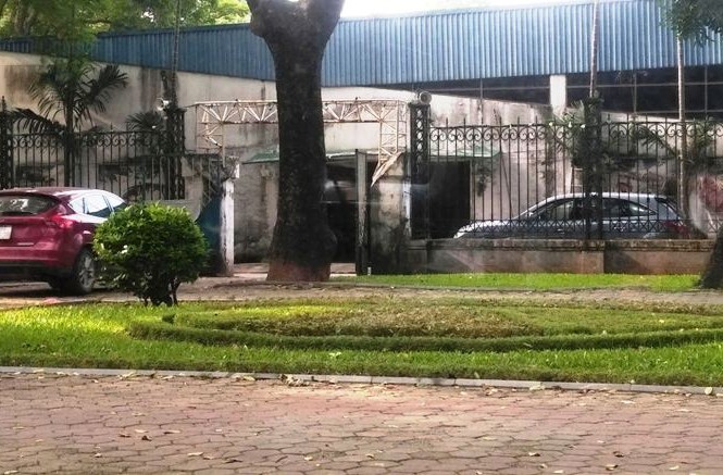 Cận cảnh loạt bãi xe trái phép, không thuế trong công viên giữa Thủ đô Điểm trông giữ ô tô trái phép, không hoá đơn, không có cơ sở nộp thuế ngay trong Công viên Thống Nhất