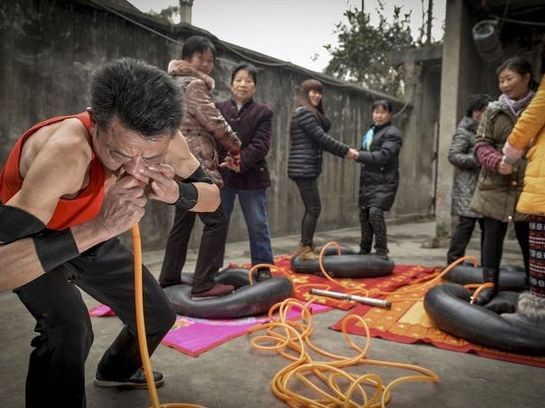 Dùng mũi thổi căng 4 săm ôtô trong 21 phút Dùng mũi thổi căng 4 săm ôtô trong 21 phút