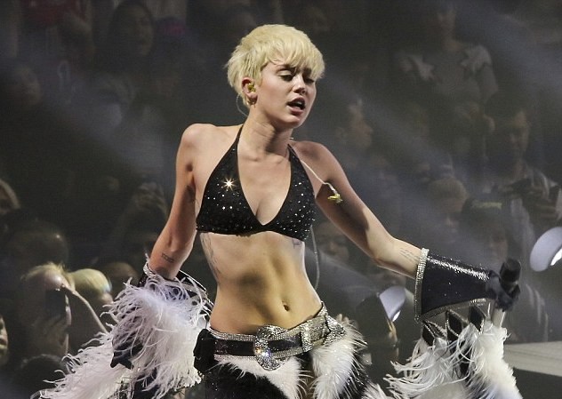 Sốc với những màn biểu diễn của 'Gái hư' Miley Cyrus Sốc với những màn biểu diễn của 'Gái hư' Miley Cyrus